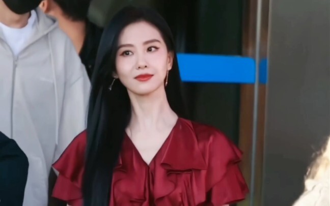 Người phụ nữ đung đưa và bước đi theo gió, đẹp đến không nói nên lời