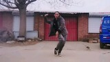 The country uncle imitates a break dance, please come and enjoy