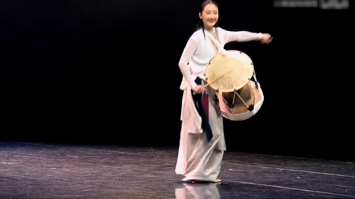 Pada pesta kelulusan master untuk mahasiswa internasional di Korea Selatan, pertunjukan drum panjang