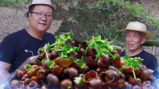 阿米去田里摸了一桶螺丝，做成“麻辣田螺”肉质Q弹，麻辣味浓