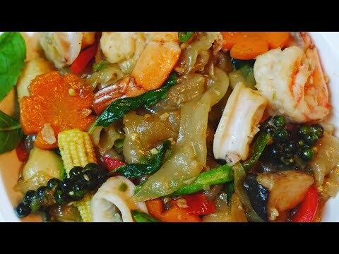 Stir fry Spicy Drunken noodles Thai noodles ก๋วยเตี๋ยวเส้นใหญ่ผัดขี้เมาทะเล