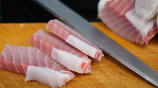 slices of raw Tuna ( 8000 - ) / マグロの刺身 / 8000KRW / Korean street food