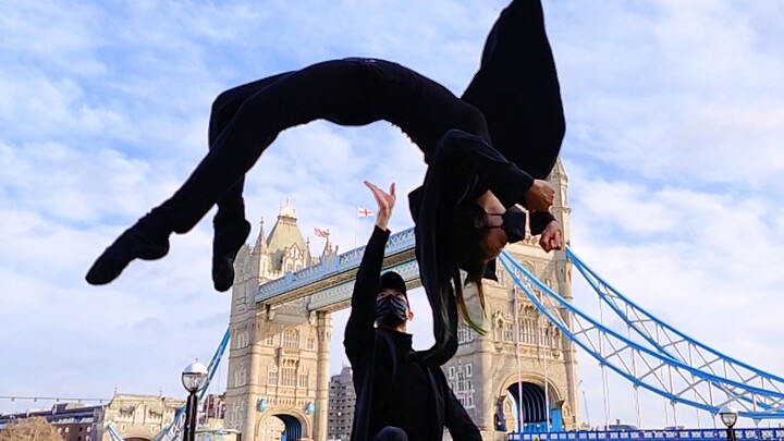在伦敦塔桥，让外国人感受中国舞的魅力。