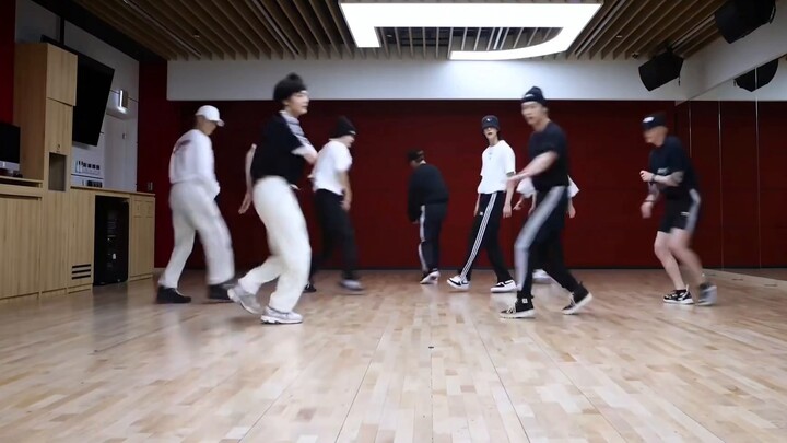 Điệu nhảy dao bắt mắt của Stray Kids (Phần 2)