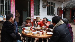 New Year's Dinner of Mi: A Big Grass Carp with Several Tasty Dishes