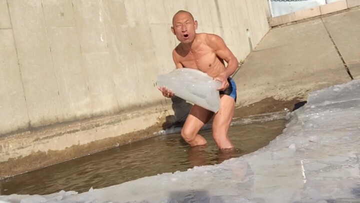 Cold water bath fitness is dangerous! Please do not imitate! On December 26, 2021, Chaoyang Winter S