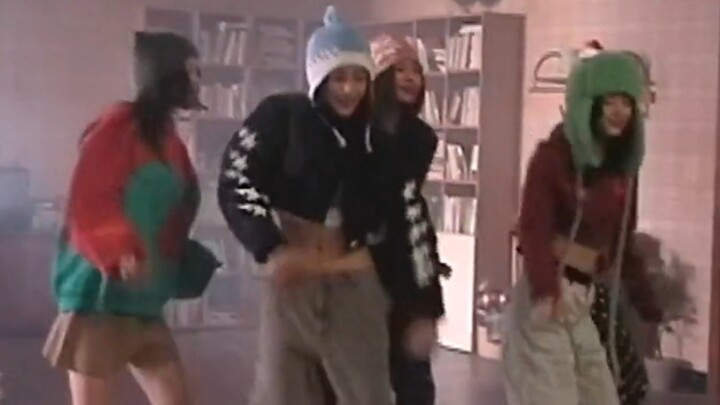 NewJeans Ditto winter hat dance on set