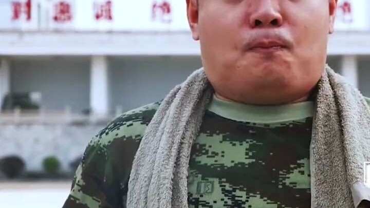 新兵点名没听懂却让队友成了落汤鸡