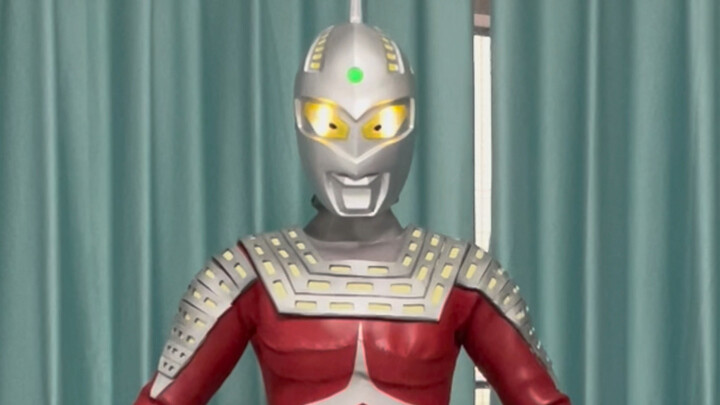 Casing kulit Ultraseven tanpa telinga Leo dari episode 1 ditampilkan