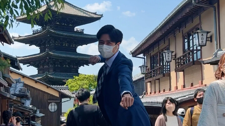 A man in a suit goes with the flow while dancing on the streets of Kyoto!