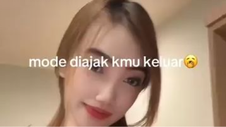 "Pakaiannya sederhana… tapi aura ‘nakalnya’ kerasa banget 🔥"