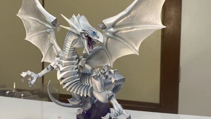 Blue-Eyes White Dragon but it's a figurine