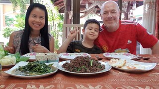 ผัดกระเพราเนื้อหอมๆไข่ดาวราดข้าว yummy stir fry beef with chili garlic