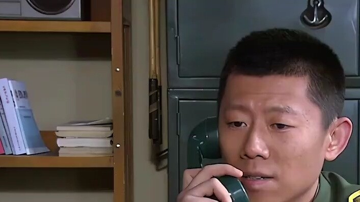 The spy pretended to take a photo of his girlfriend, but actually secretly took a photo of my countr