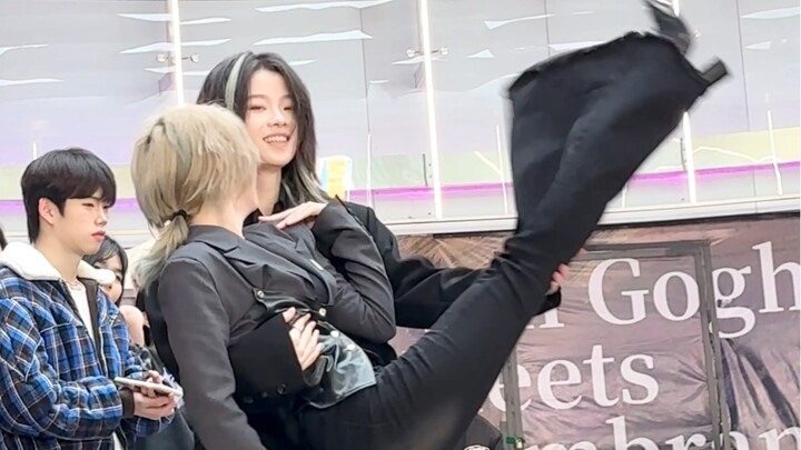 双胞胎演上小品啰GGBB翻跳