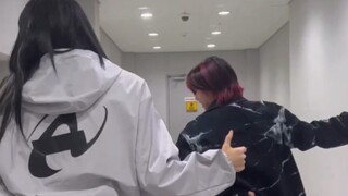 街女两代老公合体！【八达岭+Aiki】Smoke舞蹈挑战！