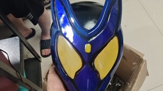 Versi tes pewarnaan helm Kamen Rider gavv, warnanya akan diubah nanti