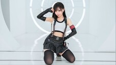 Chảy nước miếng! Chảy nước miếng! Cosplay Tifa Final Fantasy 7 đẹp quá.