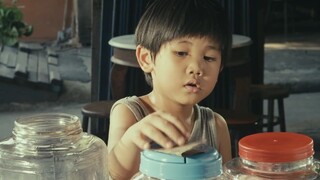 小男孩拿着爷爷给的钱买零食，老板收过他的钱一看，瞬间大惊失色