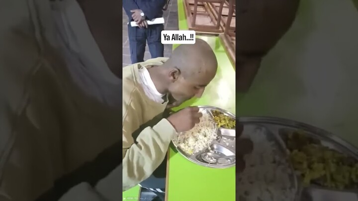 Perhatikan tangannya, makanan terakhir