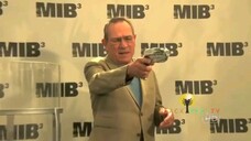 Will Smith & Tommy Lee Jones put items into the MIB III Time Capsule