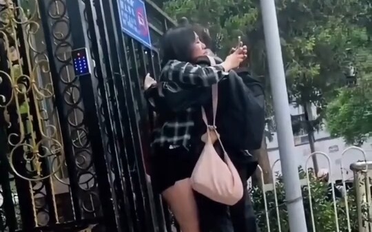 Pecinta jarak jauh bersatu kembali setelah lama berpisah (buka keterampilan baru)