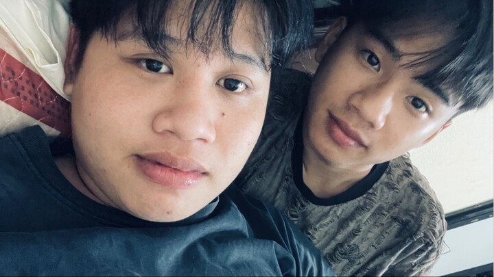 Tay anh còn bám bụi