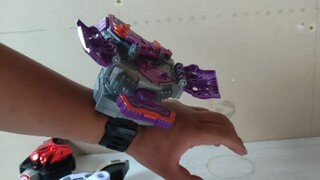 Please, Jihu is also very handsome when he transforms into a bracelet.