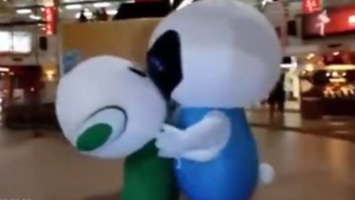 Funny video-Dance battles between dolls...?