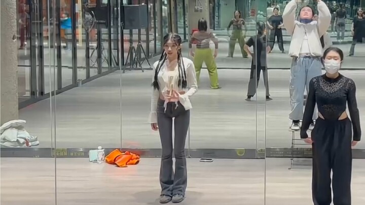 Nxde đã có mặt! Tôi thực sự thích bài hát này và tôi đã yêu một ban nhạc vì bài hát này!