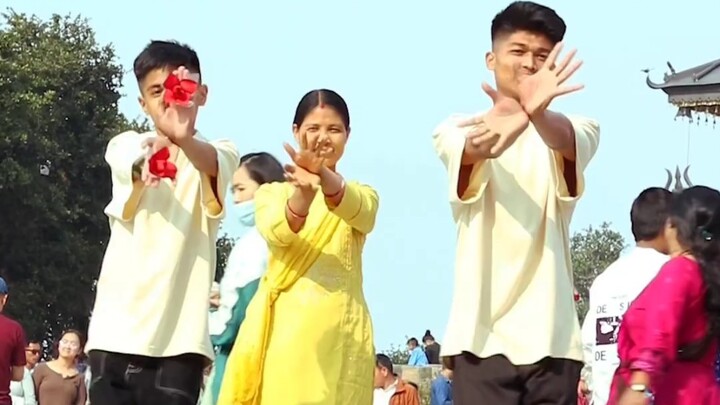 Brother and mom dance flower together!