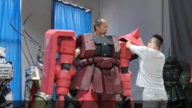 What are the names of the red Zaku? Come on, let's see how this "mecha" lion brother wears it?