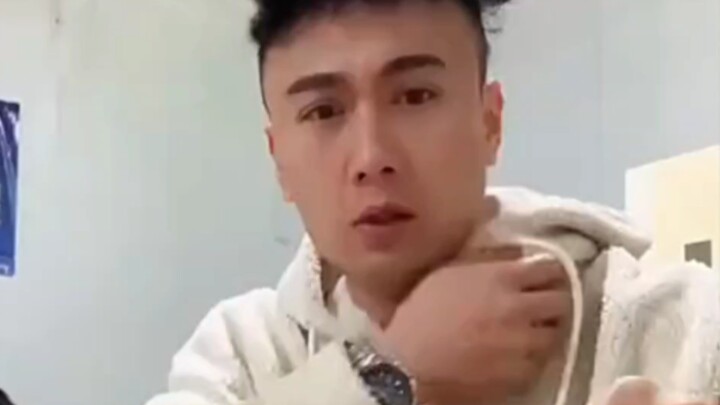 Hồ Ca điện nhân bị người phục vụ làm phép cắt ngang