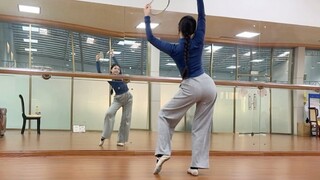 If I don't tell you, who can tell that it's a badminton racket?