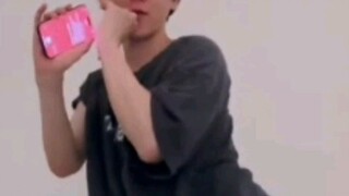 伯贤半夜直播超搞笑唱跳SHEESH 做错还摇头