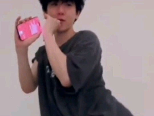 Baekhyun bernyanyi dan menari SHEESH live di tengah malam dan itu sangat lucu. Dia bahkan menggeleng