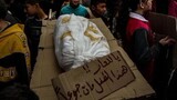 Anak-anak di Rafah mengadakan pemakamansimbolis untuk anak-anak yang meninggal karenakelaparan