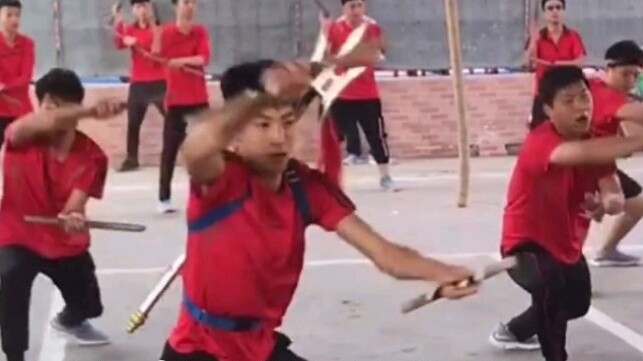 การซ้อมเต้นรำ Yingge ในหมู่บ้าน Yangmei พื้นที่ Chaoshan มณฑลกวางตุ้ง ใช้สองคำเพื่อบรรยายว่า "มีความ