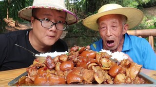 The Juicy, Tender Braised Pork Trotter