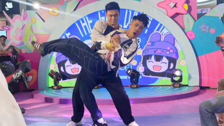 What are you two doing... [Surprising Click live performance at Tianjin Nankai Joy City]