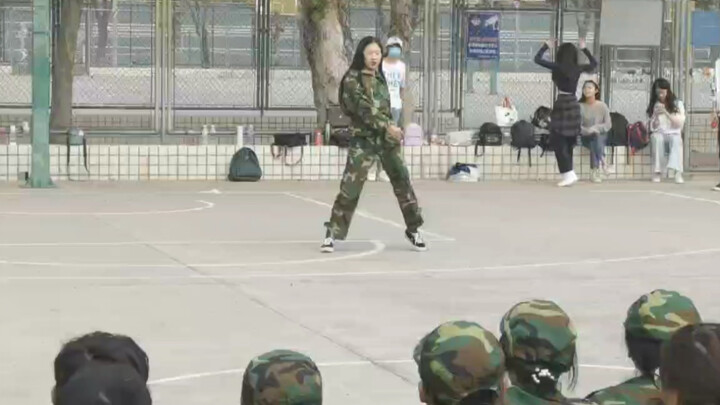 Anh ấy nhảy hay quá haha trong buổi biểu diễn huấn luyện quân sự đến nỗi thắt lưng của anh ấy rơi ra