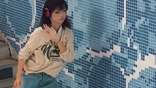 Aku sedang mendengarkan kotak musik NCT