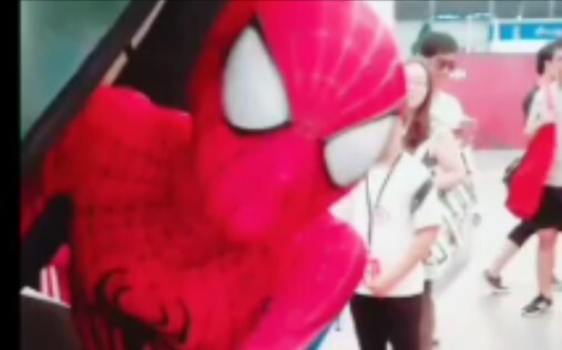 Spider-Man yang sangat centil di Comic Expo, wanita jalang yang mencuri setelan serangga