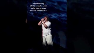 Lewis Capaldi Struggles His Tourettes Live On Stage/ Fans Help Finishing The Song