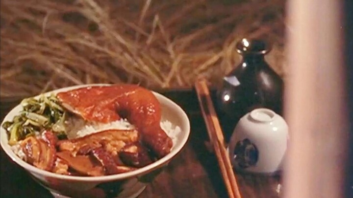 Mencatat adegan makan di penjara: menu standarnya adalah sepiring nasi dan jeruk, dan hari ini adikk