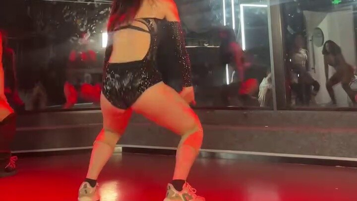 Pelatihan Dasar Twerk