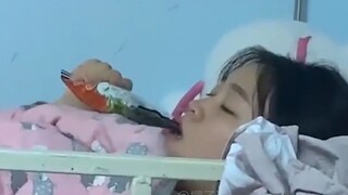 “这TM是封校后的当代学生宿舍？”