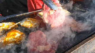 สเต็กชิ้นใหญ่ ชีสละลาย และไข่ แซนวิชฉ่ำใหญ่ อาหารข้างทางในลอนดอน