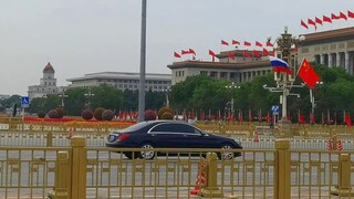 Saya bertemu dengan iring-iringan mobil mewah Presiden Putin di Lapangan Tiananmen di Beijing. Peman