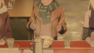 Naruto: Naruto sedang makan ramen dengan sekelompok gadis kecil duduk di sekelilingnya, Hinata cembu